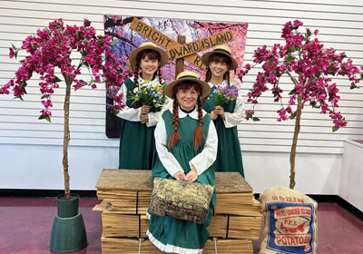 赤毛のアンの衣装を着て記念撮影